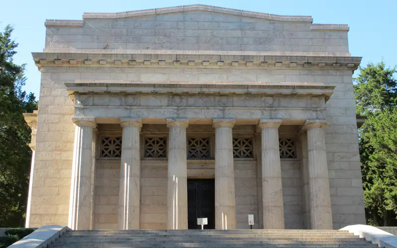 The first memorial erected to honor Abraham Lincoln