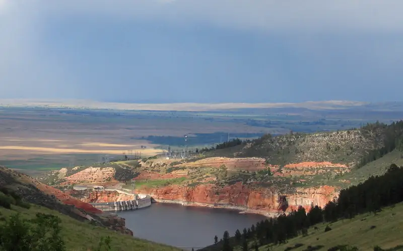 Summer view of the Yellowtail Dam from the Ok-A-Beh road.