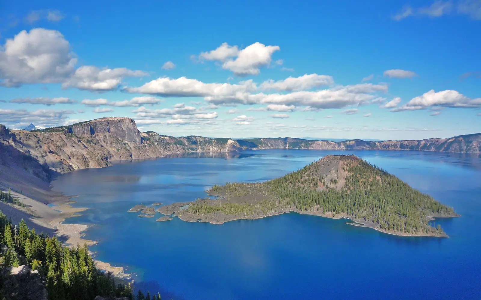 A view of Crater Lake and Wizard Island