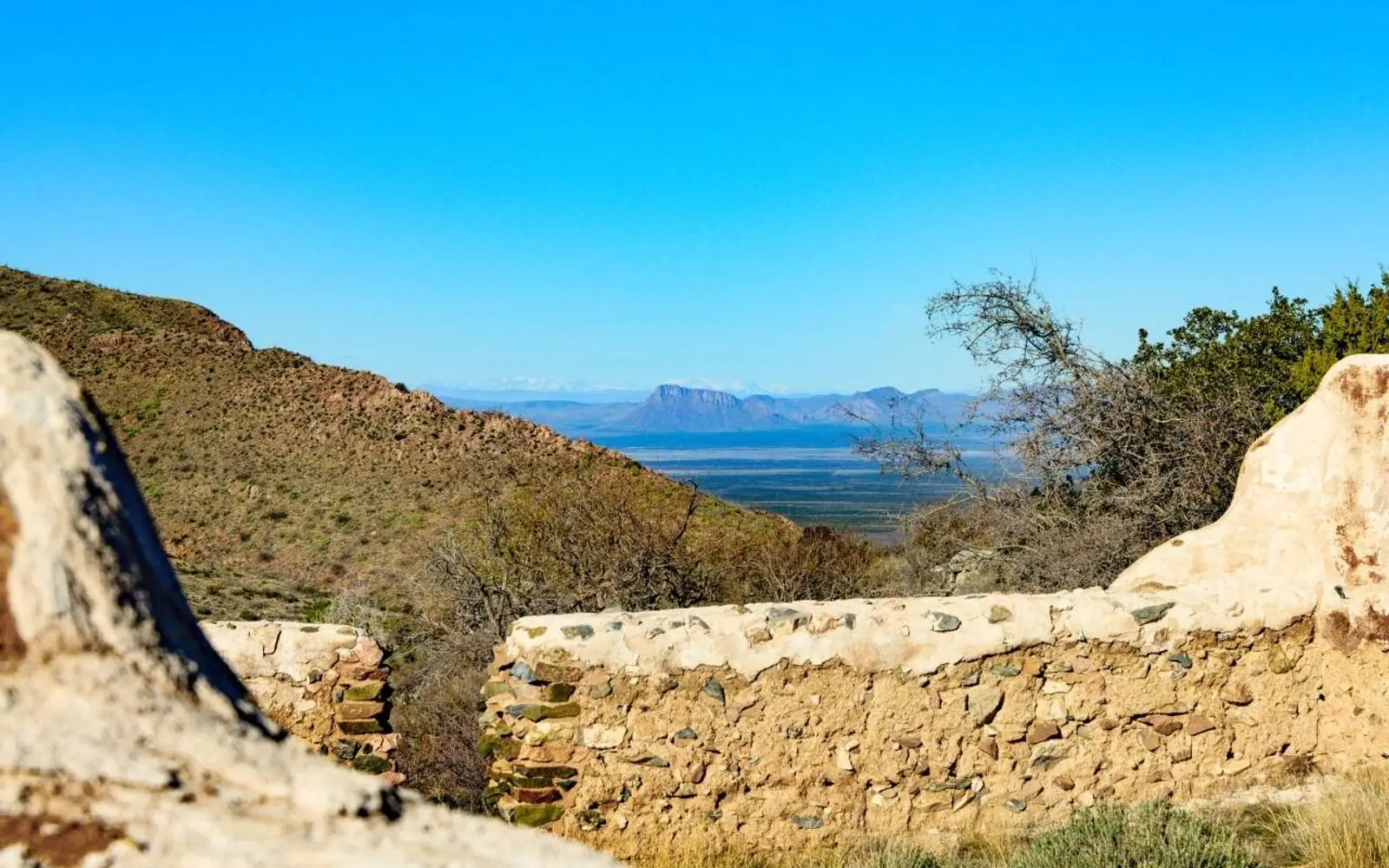 Ruins of the fort with mountains and valley in the background.