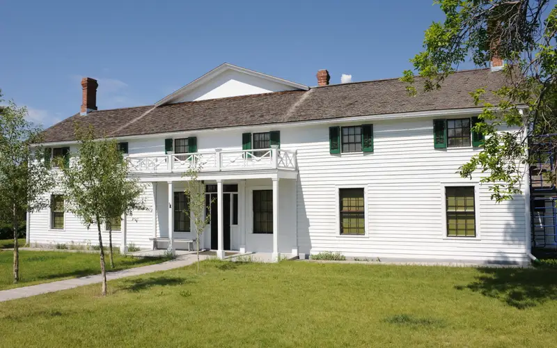 A front view of the ranch house.