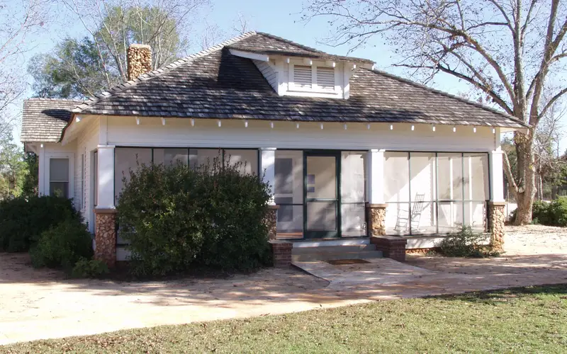 A picture of the front of the home Jimmy Carter lived in as a young boy.
