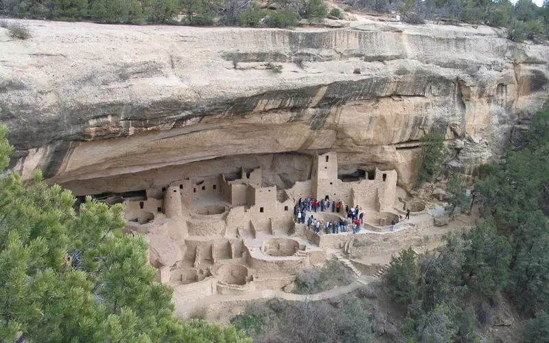 Large cliff dwelling in cliff alcove