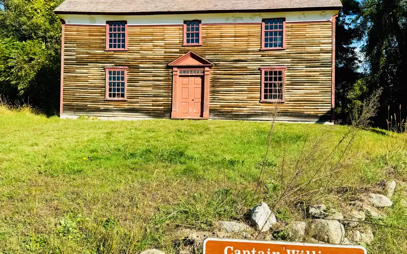 Located on Battle Road, the Smith House was home of Captain John Smith of the Lincoln Militia.