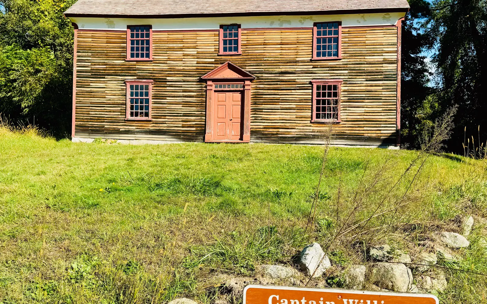 Located on Battle Road, the Smith House was home of Captain John Smith of the Lincoln Militia.