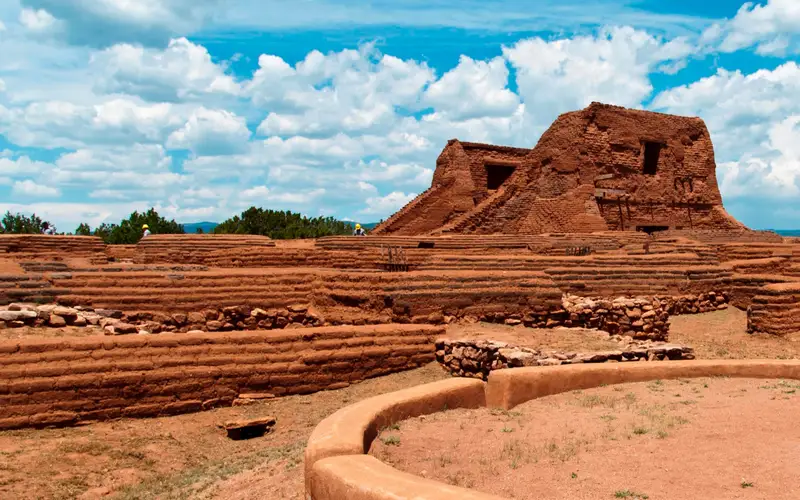 Church and preservation workers in distance, kiva in foreground.jpg (943 kb)