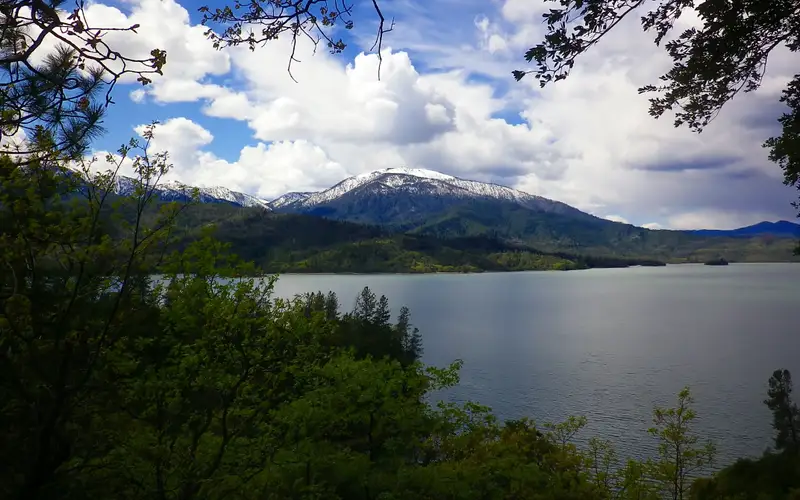 A snowy day on top of Shasta Bally